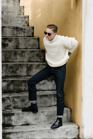 Какие джинсы носить с белым свитером с круглым вырезом мужчине: Сочетание белого свитера с круглым вырезом и джинсов безусловно подчеркнет твою мужественность. Хочешь сделать лук немного строже? Тогда в качестве дополнения к этому ансамблю, выбери черные кожаные ботинки челси.