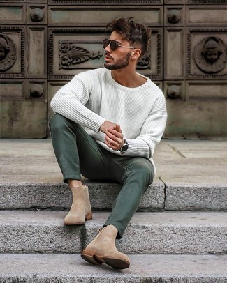С чем носить темно-зеленые джинсы мужчине в стиле смарт-кэжуал: Белый свитер с круглым вырезом и темно-зеленые джинсы будет превосходным вариантом для простого повседневного образа. Хочешь добавить сюда нотку строгости? Тогда в качестве дополнения к этому образу, стоит обратить внимание на светло-коричневые замшевые ботинки челси.