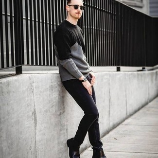 Как носить темно-серый свитер с круглым вырезом с черными джинсами в 30 лет мужчине: Современным парням, которые хотят держать руку на пульсе последних тенденций, рекомендуем взять на заметку это сочетание темно-серого свитера с круглым вырезом и черных джинсов. Закончив лук черными кожаными ботинками челси, получим неожиданный результат.