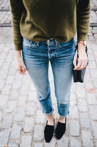 Модный лук: оливковый свитер с круглым вырезом, синие джинсы, черные замшевые лоферы, черная кожаная сумка через плечо