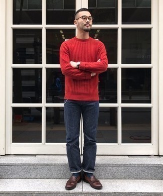С чем носить красный свитер с круглым вырезом в 30 лет мужчине осень: Красный свитер с круглым вырезом и темно-синие джинсы прочно обосновались в гардеробе многих молодых людей, позволяя создавать незаезженные и комфортные образы. Почему бы не добавить в этот ансамбль на каждый день толику стильной строгости с помощью темно-коричневых кожаных лоферов c бахромой? Это превосходный образ, который великолепно подойдет для непредсказуемой осенней погоды.