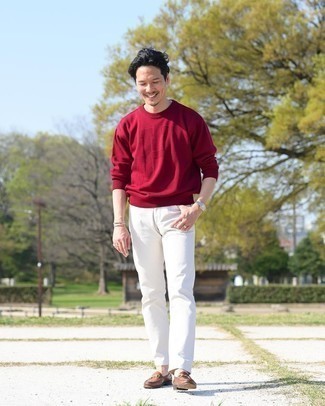 С чем носить красный свитер мужчине в теплую погоду: Красный свитер и белые джинсы — замечательный вариант для несложного, но модного мужского образа. Думаешь привнести сюда нотку строгости? Тогда в качестве обуви к этому образу, стоит выбрать коричневые кожаные лоферы.