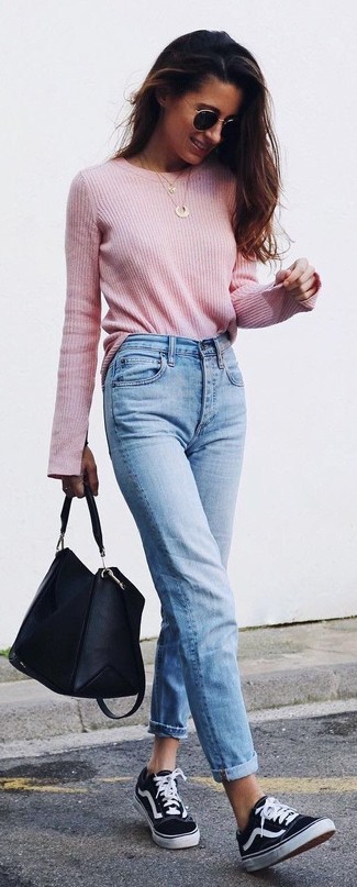 Как носить низкие кеды с джинсами женщине в теплую погоду в стиле кэжуал: Дуэт розового свитера с круглым вырезом и джинсов как нельзя лучше подчеркнет твою индивидуальность. Создать стильный контраст с остальными составляющими этого ансамбля помогут низкие кеды.