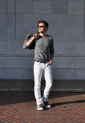 С чем носить серебряные низкие кеды в 30 лет мужчине: Поклонникам стиля кэжуал будет по душе тандем серого свитера с круглым вырезом и белых джинсов. Вместе с этим луком стильно будут выглядеть серебряные низкие кеды.