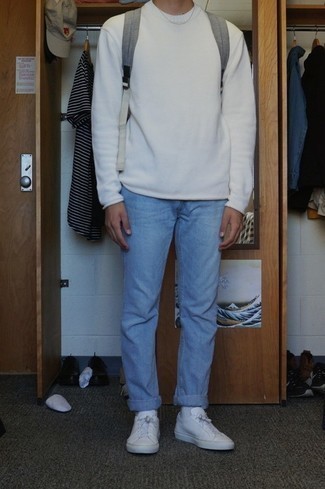 С чем носить белый свитер в 20 лет мужчине в теплую погоду: Привлекательное сочетание белого свитера и голубых джинсов поможет выразить твою индивидуальность и выгодно выделиться из толпы. Очень выигрышно здесь будут выглядеть белые кожаные низкие кеды.