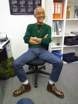 Как носить джинсы с рабочими ботинками мужчине в теплую погоду: Тандем темно-зеленого свитера с круглым вырезом и джинсов смотрится круто и стильно. В тандеме с рабочими ботинками весь лук смотрится очень динамично.
