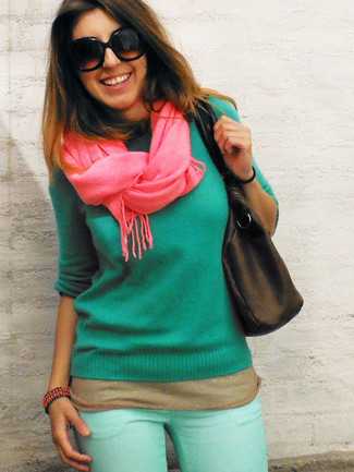 С чем носить ярко-розовый шарф женщине: Зеленый свитер с круглым вырезом и ярко-розовый шарф помогут создать легкий и комфортный ансамбль для выходного дня в парке или торговом центре.