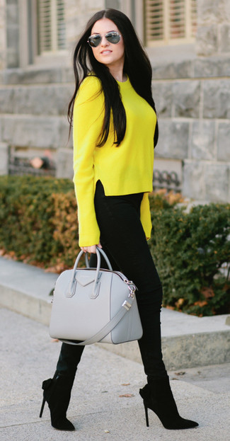 С чем носить желтый свитер с круглым вырезом женщине: Тандем желтого свитера с круглым вырезом и черных джинсов скинни вдохновляет на проявление личного стиля. Вместе с этим нарядом органично смотрятся черные замшевые ботильоны.