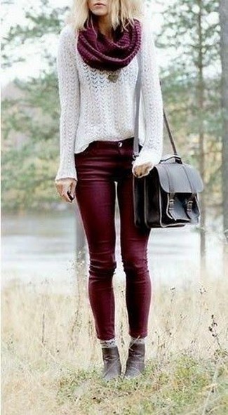 С чем носить темно-коричневую кожаную обувь: Белый свитер с круглым вырезом из мохера и темно-красные джинсы скинни прочно обосновались в гардеробе многих модниц, позволяя создавать потрясающие и комфортные луки. В паре с этим образом наиболее уместно будут смотреться темно-коричневые кожаные ботильоны.