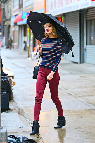С чем носить темно-синий свитер с круглым вырезом женщине в теплую погоду: Сочетание темно-синего свитера с круглым вырезом и темно-красных джинсов скинни — великолепная идея для воплощения образа в стиле business casual. Не прочь привнести в этот наряд немного классики? Тогда в качестве дополнения к этому ансамблю, выбирай черные кожаные ботильоны на шнуровке.