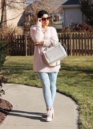 Модный лук: розовый пушистый свитер с круглым вырезом, голубые джинсы скинни с цветочным принтом, розовые замшевые ботильоны на шнуровке, белая кожаная большая сумка