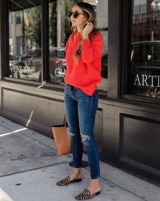 Какие джинсы скинни носить с бежевыми лоферами осень: Красный свитер с круглым вырезом и джинсы скинни — хорошая формула для воплощения модного и удобного образа. Думаешь сделать наряд немного элегантнее? Тогда в качестве обуви к этому луку, стоит обратить внимание на бежевые лоферы. Подобное сочетание несомненно придется тебе по вкусу в осеннее время года.