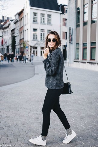 С чем носить черные джинсы скинни: Темно-серый свитер с круглым вырезом и черные джинсы скинни украсят гардероб любой женщины. Очень органично здесь будут выглядеть белые низкие кеды.