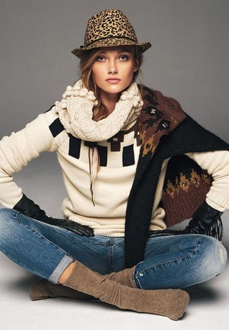 С чем носить бежевый шарф женщине: Лук из бежевого свитера с круглым вырезом с принтом и бежевого шарфа - самый простой из возможных ансамблей для активного уикенда.