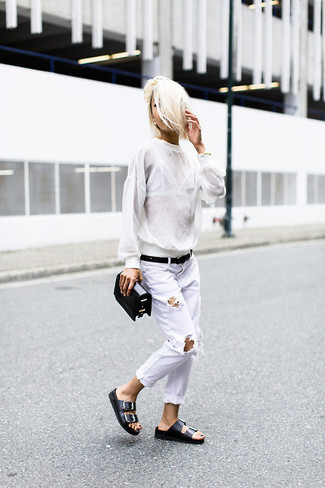 С чем носить белые джинсы скинни в теплую погоду в спортивном стиле: Белый свитер с круглым вырезом и белые джинсы скинни — хорошая формула для создания приятного и функционального лука. В сочетании с черными кожаными сандалиями на плоской подошве весь образ смотрится очень динамично.