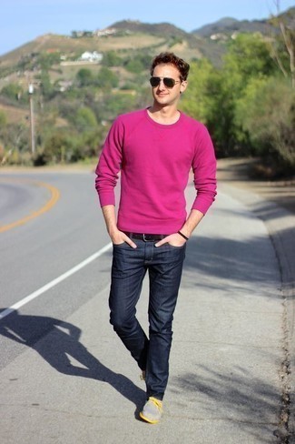 С чем носить ярко-розовый свитер с круглым вырезом мужчине в теплую погоду в стиле кэжуал: Дуэт ярко-розового свитера с круглым вырезом и темно-синих джинсов выглядит круто и модно. Пара серых топсайдеров из плотной ткани позволит сделать лук более целостным.