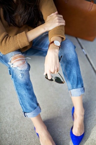 С чем носить синие рваные джинсы женщине: Если в одежде ты ценишь удобство и практичность, светло-коричневый свитер с круглым вырезом и синие рваные джинсы — замечательный выбор для модного наряда на каждый день. Весьма кстати здесь смотрятся синие замшевые туфли.