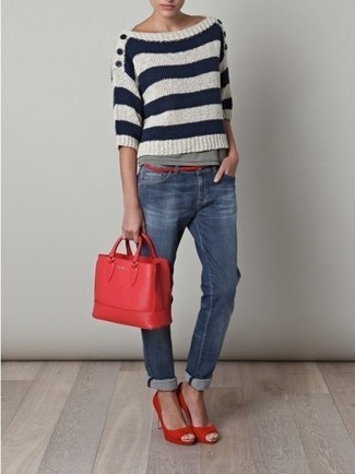 Модный лук: бело-темно-синий свитер с круглым вырезом в горизонтальную полоску, синие джинсы, красные кожаные туфли, красная кожаная большая сумка