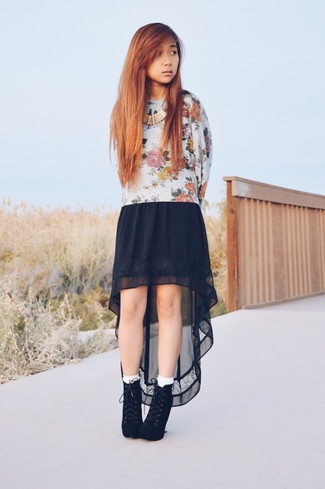 Модный лук: бежевый свитер с круглым вырезом с цветочным принтом, черная шифоновая длинная юбка, черные замшевые ботильоны на шнуровке, белые носки