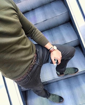 Как носить темно-зеленый свитер с круглым вырезом с черными джинсами мужчине: Темно-зеленый свитер с круглым вырезом в паре с черными джинсами — классный вариант для создания мужского ансамбля в стиле smart casual. В тандеме с темно-зелеными замшевыми ботинками челси такой лук выглядит особенно выгодно.