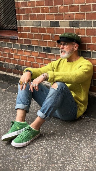 Какие джинсы носить с бело-зелеными низкими кедами за 60 лет мужчине: Зелено-желтый свитер с круглым вырезом и джинсы — прекрасная формула для создания приятного и практичного лука. Что касается обуви, бело-зеленые низкие кеды — наиболее уместный вариант.
