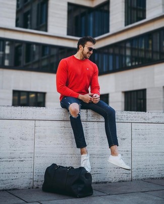Какие зауженные джинсы носить с красным свитером с круглым вырезом мужчине: Сочетание красного свитера с круглым вырезом и зауженных джинсов - очень практично, и поэтому чудесно подходит на каждый день. Весьма уместно здесь будут смотреться белые кожаные низкие кеды.