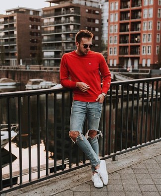 Какие зауженные джинсы носить с красным свитером с круглым вырезом мужчине: Красный свитер с круглым вырезом и зауженные джинсы — беспроигрышный выбор для активного выходного дня. Пара белых низких кед легко интегрируется в этот образ.