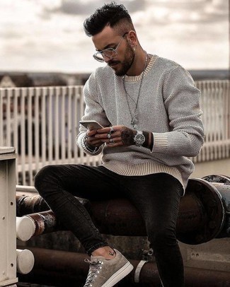 Как носить серые джинсы с серым свитером с круглым вырезом мужчине в теплую погоду в стиле кэжуал: Практичное сочетание серого свитера с круглым вырезом и серых джинсов поможет выразить твой личный стиль и выигрышно выделиться из серой массы. В тандеме с этим луком наиболее выгодно будут выглядеть бежевые замшевые низкие кеды.