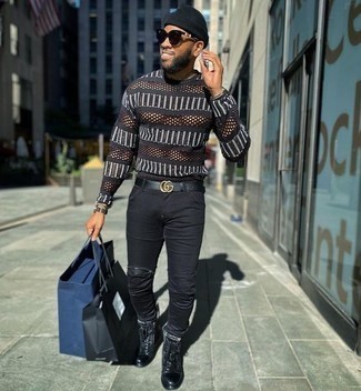 С чем носить черно-белый свитер с круглым вырезом в горизонтальную полоску мужчине: Сочетание черно-белого свитера с круглым вырезом в горизонтальную полоску и черных зауженных джинсов - очень практично, и поэтому идеально подойдет для повседневой носки. Любители модных экспериментов могут завершить образ черными кожаными повседневными ботинками, тем самым добавив в него толику классики.