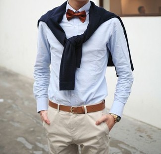 С чем носить галстук-бабочку мужчине: Если в одежде ты ценишь удобство и функциональность, темно-синий свитер с круглым вырезом и галстук-бабочка — отличный вариант для стильного повседневного мужского ансамбля.
