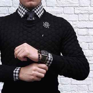 С чем носить черные керамические часы в 30 лет мужчине в стиле смарт-кэжуал: Черный свитер с круглым вырезом и черные керамические часы — хорошая формула для создания приятного и функционального образа.