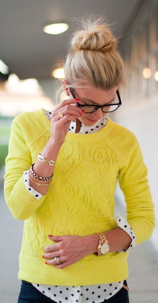 Какие классические рубашки носить с золотым свитером с круглым вырезом женщине в теплую погоду: Сочетание золотого свитера с круглым вырезом и классической рубашки выглядит выше всяких похвал, разве не так?
