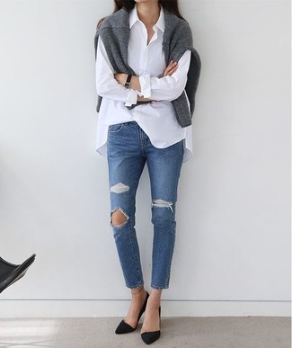 Модный лук: серый свитер с круглым вырезом, белая классическая рубашка, синие рваные джинсы, черные замшевые туфли
