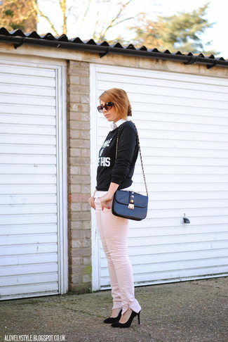 Модный лук: черно-белый свитер с круглым вырезом с принтом, белая классическая рубашка, розовые джинсы, черные замшевые туфли