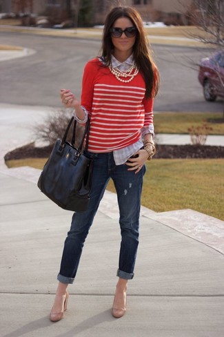 Модный лук: красно-белый свитер с круглым вырезом в горизонтальную полоску, бежевая классическая рубашка в шотландскую клетку, темно-синие рваные джинсы-бойфренды, светло-коричневые кожаные туфли на танкетке