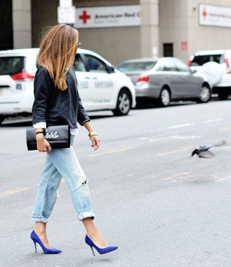С чем носить синие туфли: Сочетание темно-серого свитера с круглым вырезом и голубых рваных джинсов-бойфрендов особенно популярно среди ценительниц удобной одежды. Синие туфли — беспроигрышный выбор, чтобы завершить ансамбль.