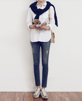 Как носить темно-синие рваные джинсы скинни с белой классической рубашкой: Примерь на себя сочетание белой классической рубашки и темно-синих рваных джинсов скинни, и ты получишь модный непринужденный образ, который подходит для повседневной носки. Ты можешь легко адаптировать такой наряд к повседневным условиям городской жизни, надев белыми низкими кедами.