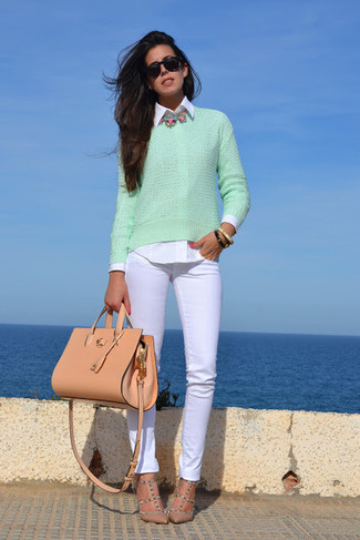 С чем носить зеленый свитер в 20 лет женщине в теплую погоду: Лук из зеленого свитера и белых джинсов скинни поможет подчеркнуть твою индивидуальность. Пара светло-коричневых кожаных туфель свяжет ансамбль воедино.