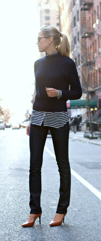 Модный лук: темно-синий свитер с круглым вырезом, бело-темно-синяя классическая рубашка в горизонтальную полоску, черные джинсы скинни, коричневые кожаные туфли