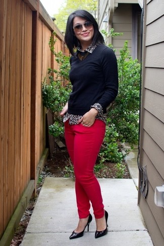 С чем носить бежевую классическую рубашку женщине: Сочетание бежевой классической рубашки и ярко-розовых джинсов скинни поможет выразить твой уникальный стиль. В тандеме с этим луком наиболее уместно будут выглядеть черные кожаные туфли.