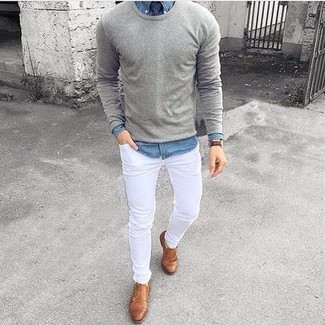 Какие джинсы носить с темно-синей классической рубашкой в 30 лет мужчине в теплую погоду: В паре друг с другом темно-синяя классическая рубашка и джинсы будут смотреться весьма удачно. Не прочь сделать лук немного элегантнее? Тогда в качестве дополнения к этому ансамблю, стоит выбрать светло-коричневые кожаные монки с двумя ремешками.