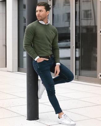 Какие джинсы носить с оливковым свитером с круглым вырезом мужчине в теплую погоду: Оливковый свитер с круглым вырезом и джинсы — необходимые вещи в гардеробе парней с чувством стиля. Весьма уместно здесь смотрятся белые кожаные низкие кеды.
