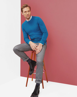 Модный лук: синий свитер с круглым вырезом, белая классическая рубашка с цветочным принтом, серые шерстяные классические брюки, черные кожаные ботинки броги