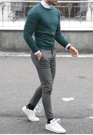 Какие классические рубашки носить с зеленым свитером с круглым вырезом мужчине в теплую погоду: Если ты принадлежишь к той категории мужчин, которые любят выглядеть с иголочки, тебе подойдет дуэт зеленого свитера с круглым вырезом и классической рубашки. Белые кожаные низкие кеды помогут сделать лук не таким формальным.