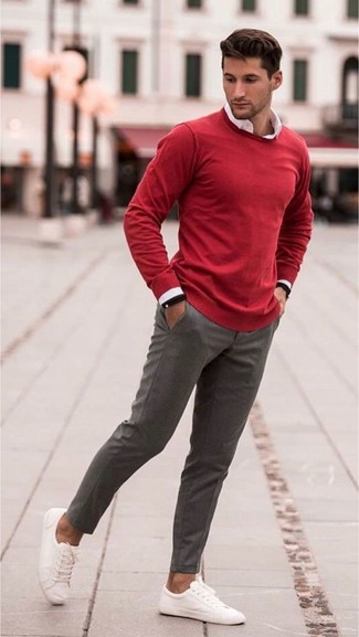 С чем носить красный свитер с круглым вырезом мужчине в теплую погоду в стиле смарт-кэжуал: Красный свитер с круглым вырезом в сочетании с серыми шерстяными классическими брюками поможет исполнить строгий мужской стиль. белые низкие кеды из плотной ткани добавят облику расслабленности и беззаботства.