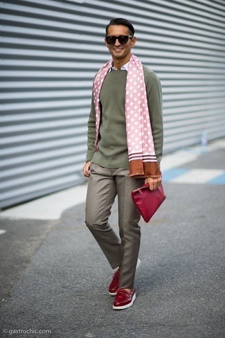 Модный лук: оливковый свитер с круглым вырезом, белая классическая рубашка, серые классические брюки, красные кожаные топсайдеры