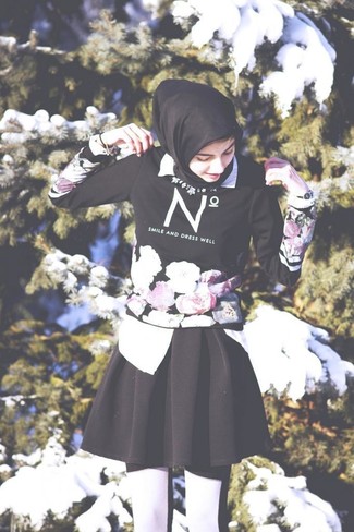 Женский черный свитер с круглым вырезом с цветочным принтом от Derek Lam