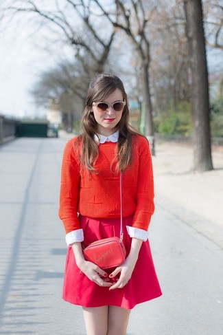 Модный лук: красный свитер с круглым вырезом, белая классическая рубашка, ярко-розовая короткая юбка-солнце, красная кожаная сумка через плечо с принтом
