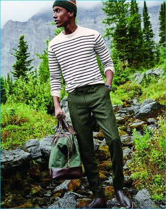 С чем носить темно-зеленые классические брюки в 20 лет мужчине: Белый свитер с круглым вырезом в горизонтальную полоску и темно-зеленые классические брюки — отличный образ для мероприятия в фешенебельном заведении. Вместе с этим луком органично будут выглядеть темно-красные кожаные ботинки челси.