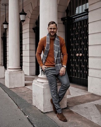 Модный лук: табачный свитер с круглым вырезом, серые шерстяные классические брюки, коричневые замшевые ботинки челси, серый шарф в шотландскую клетку
